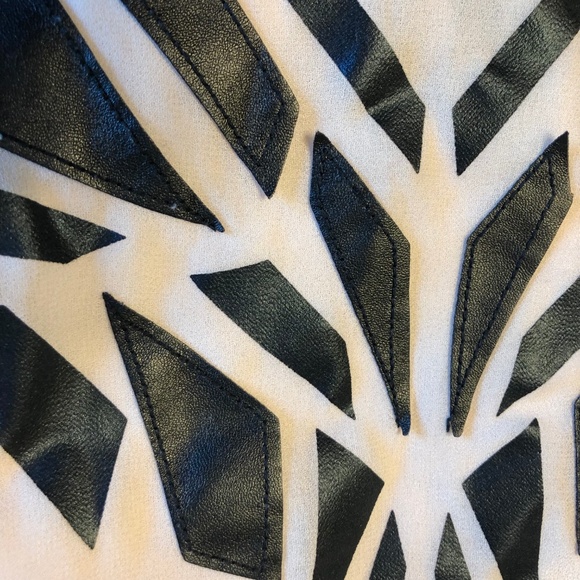 Express flowy tank tan w/ black faux leather trim - Picture 3 of 8